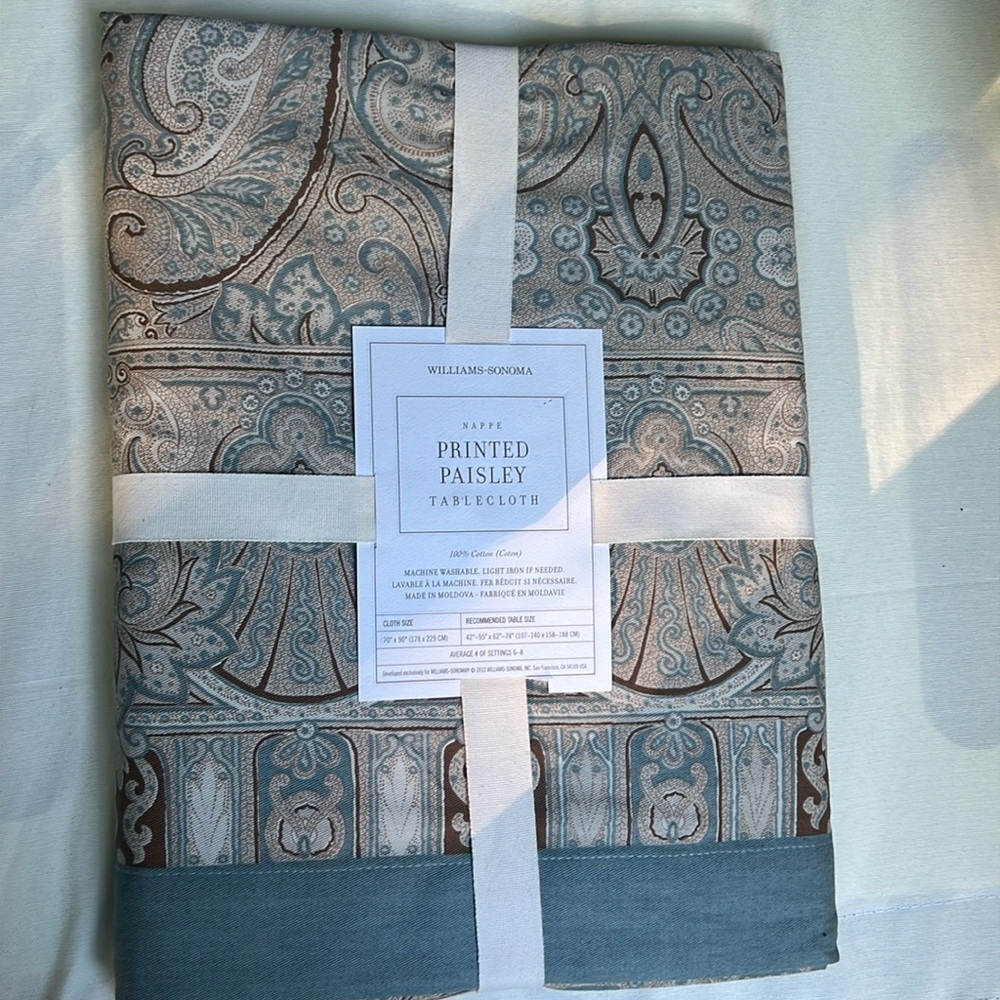 New Williams-Sonoma Blue Paisley Tablecloth 70X90 6-8 average settings - Picture 1 of 10